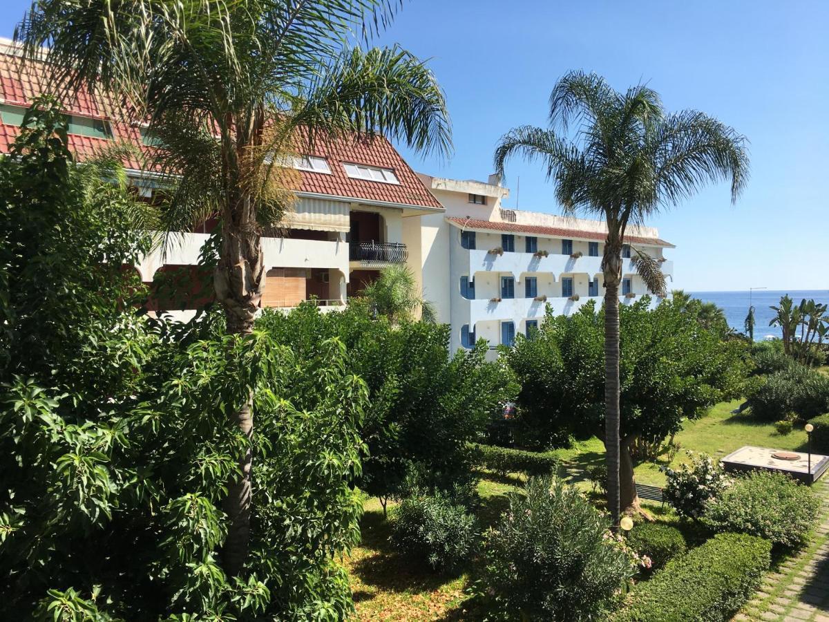 Baia Degli Dei - Living La Nike Apartment Giardini Naxos Exterior foto